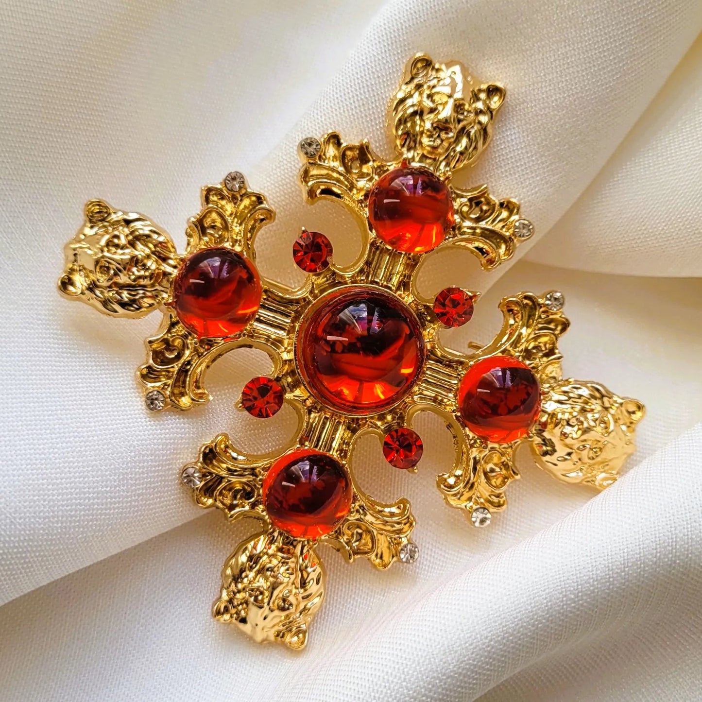 broche pour vêtement de femme Gloria, une broche en forme de croix