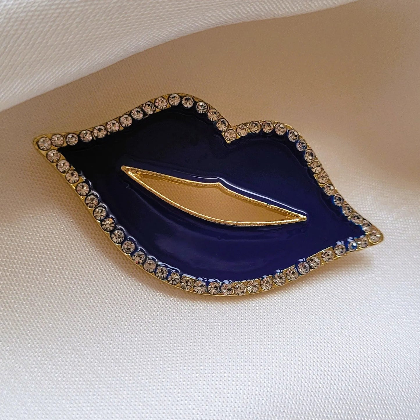 broche pour vêtement de femme Lipsy, une broche fantaisie vintage bleue 