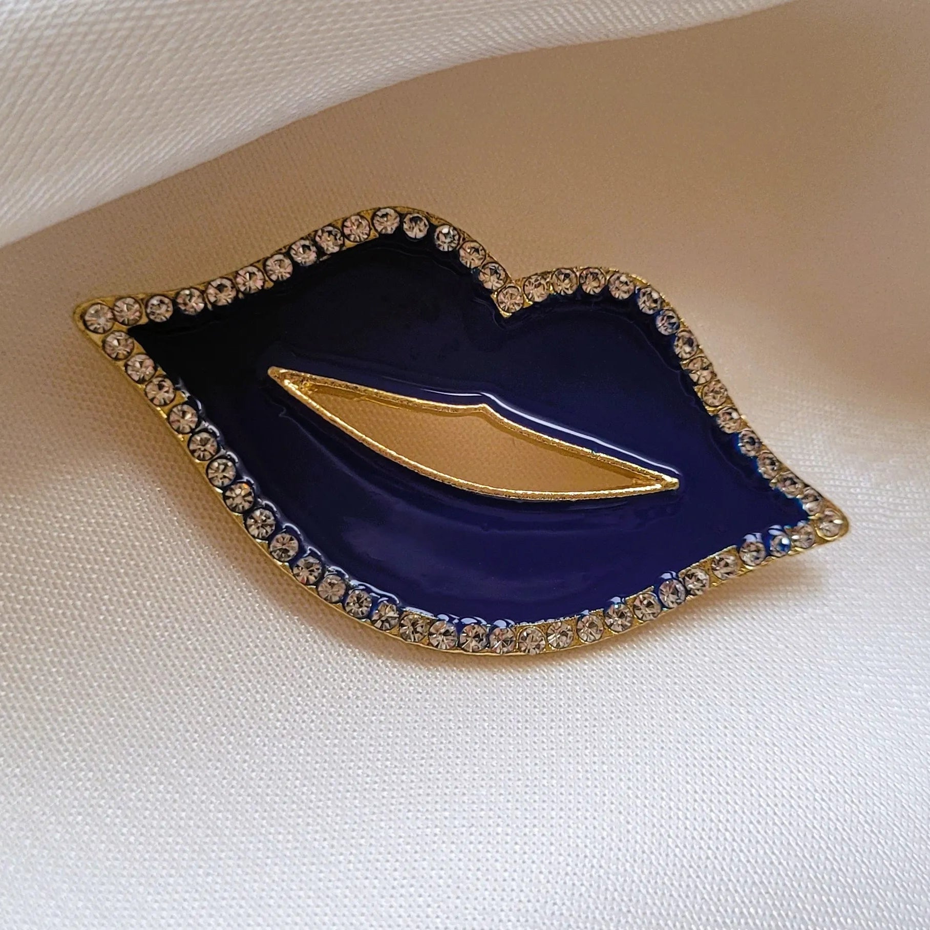 broche pour vêtement de femme Lipsy, une broche fantaisie vintage bleue 