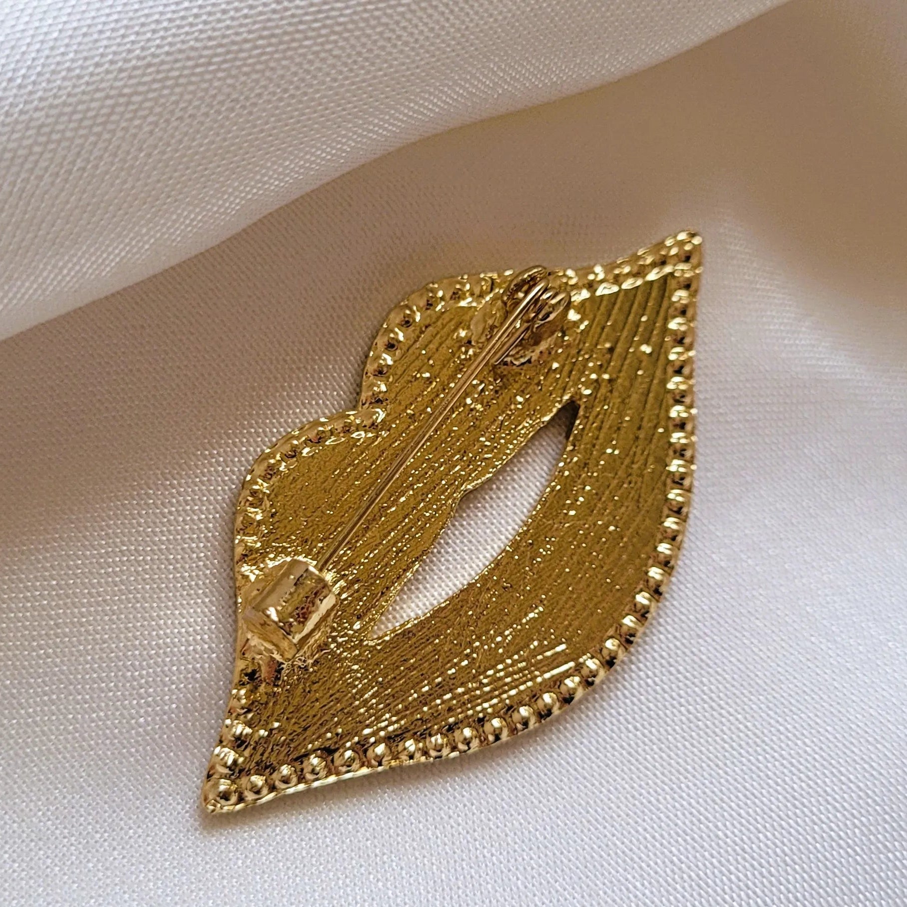 broche pour vêtement de femme Lipsy, une broche fantaisie en forme de bouche bleue avec des strass