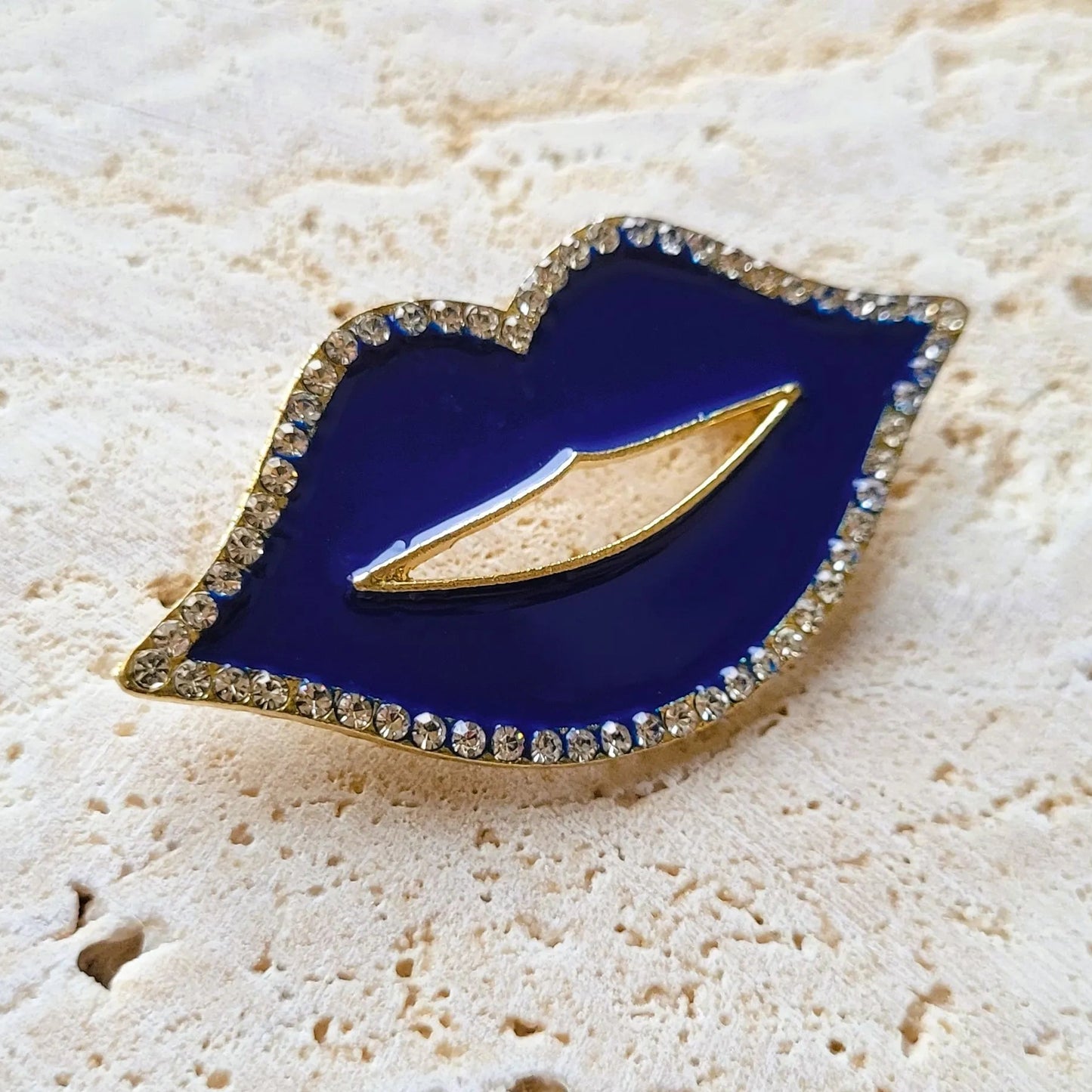 broche pour vêtement de femme Lipsy, une broche luxueuse en forme de bouche bleue avec des strass