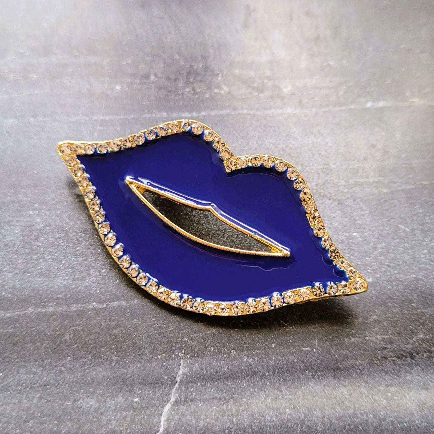 broche pour vêtement de femme Lipsy, un bijou en forme de bouche bleue avec des strass