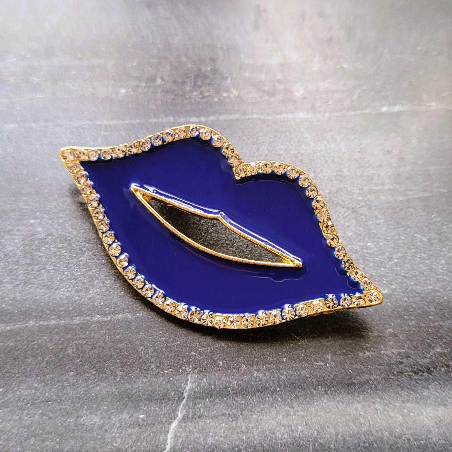 broche pour vêtement de femme Lipsy, un bijou en forme de bouche bleue avec des strass