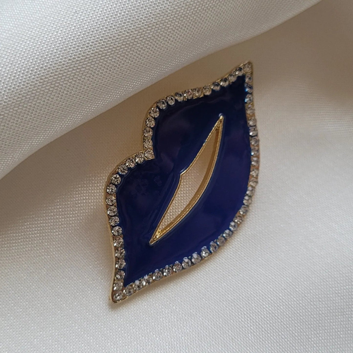 broche pour vêtement de femme Lipsy, un bijou en forme de bouche bleue avec des strass