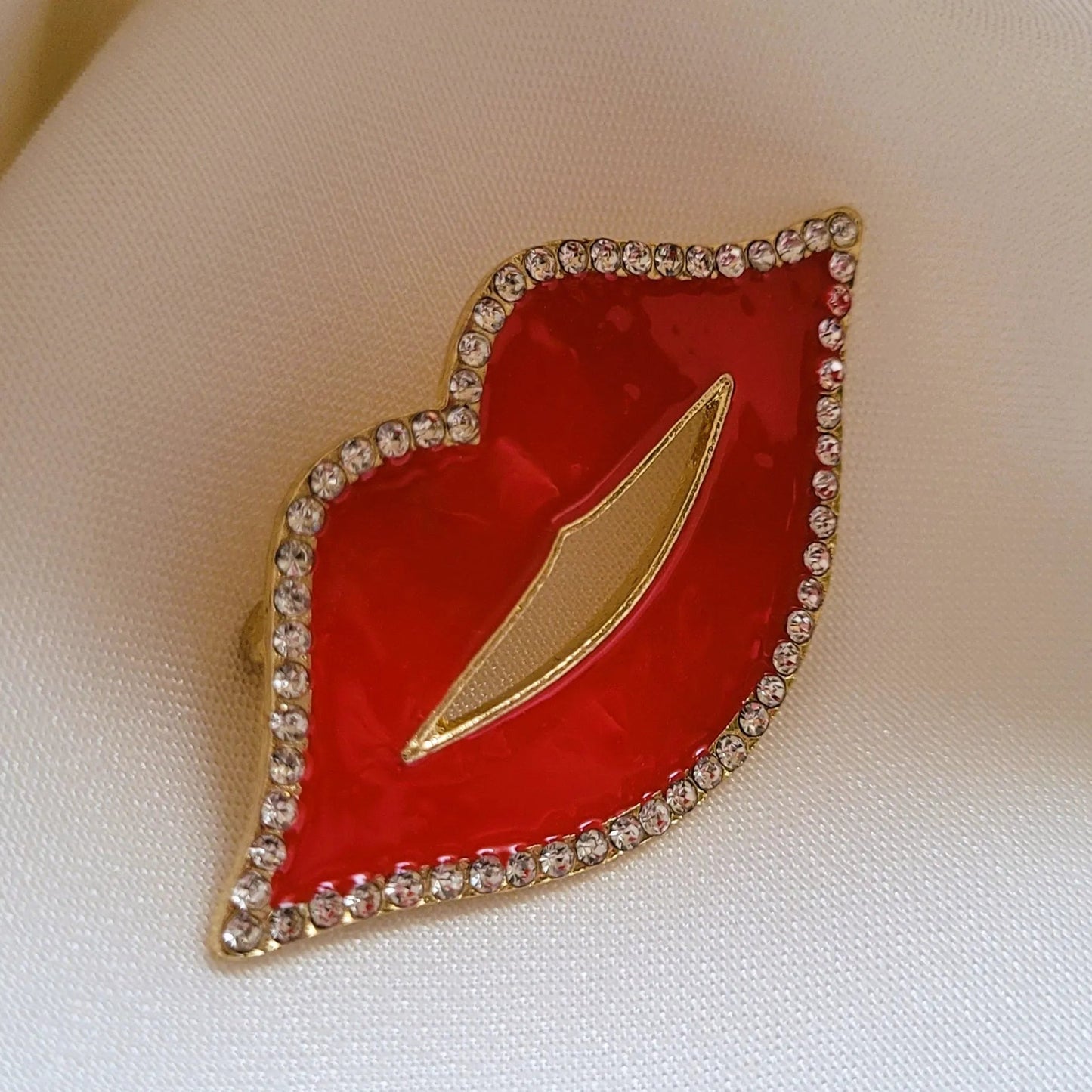 broche pour vêtement de femme Lipsy, une broche fantaisie vintage rouge 