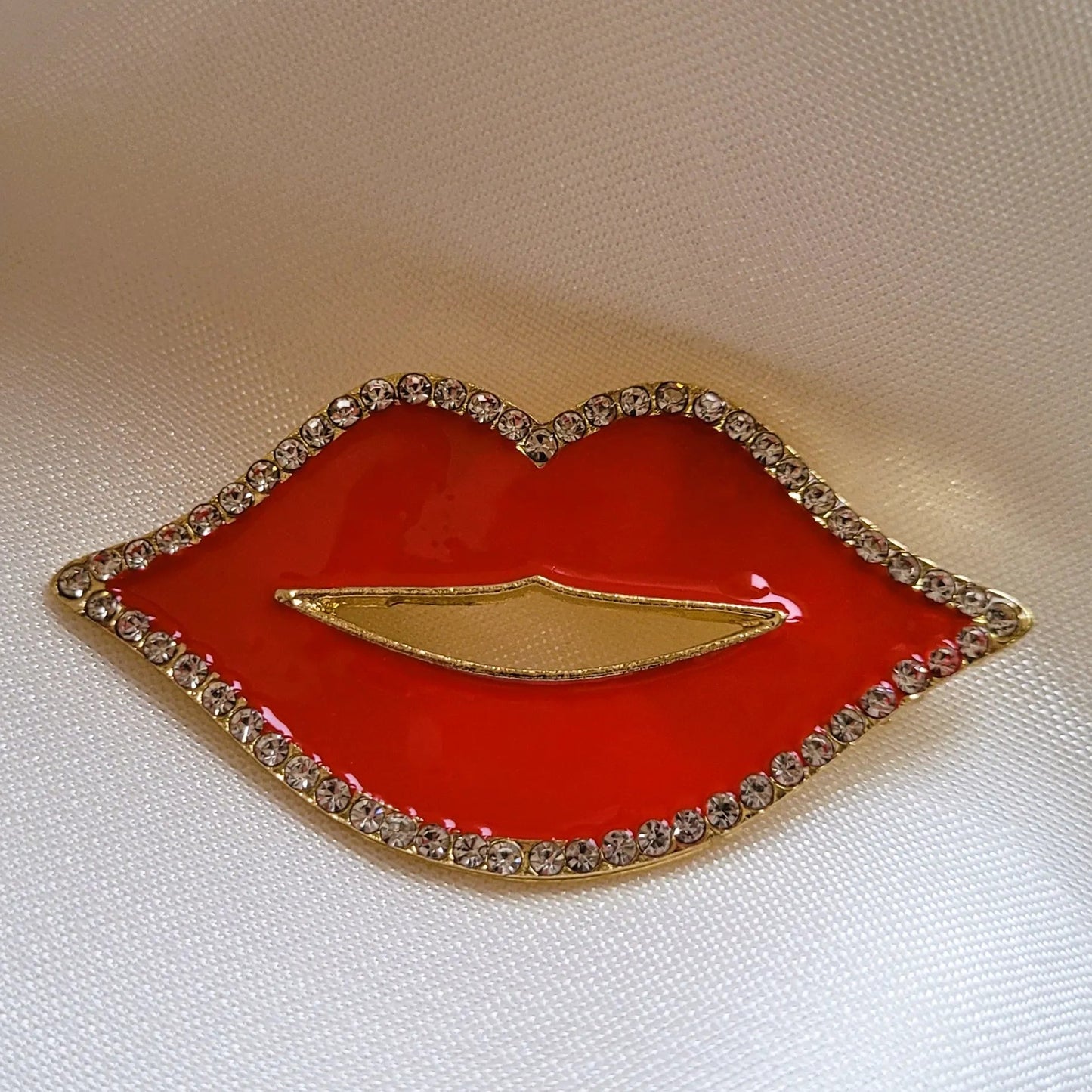 broche pour vêtement de femme Lipsy, une broche fantaisie en forme de bouche rouge avec des strass