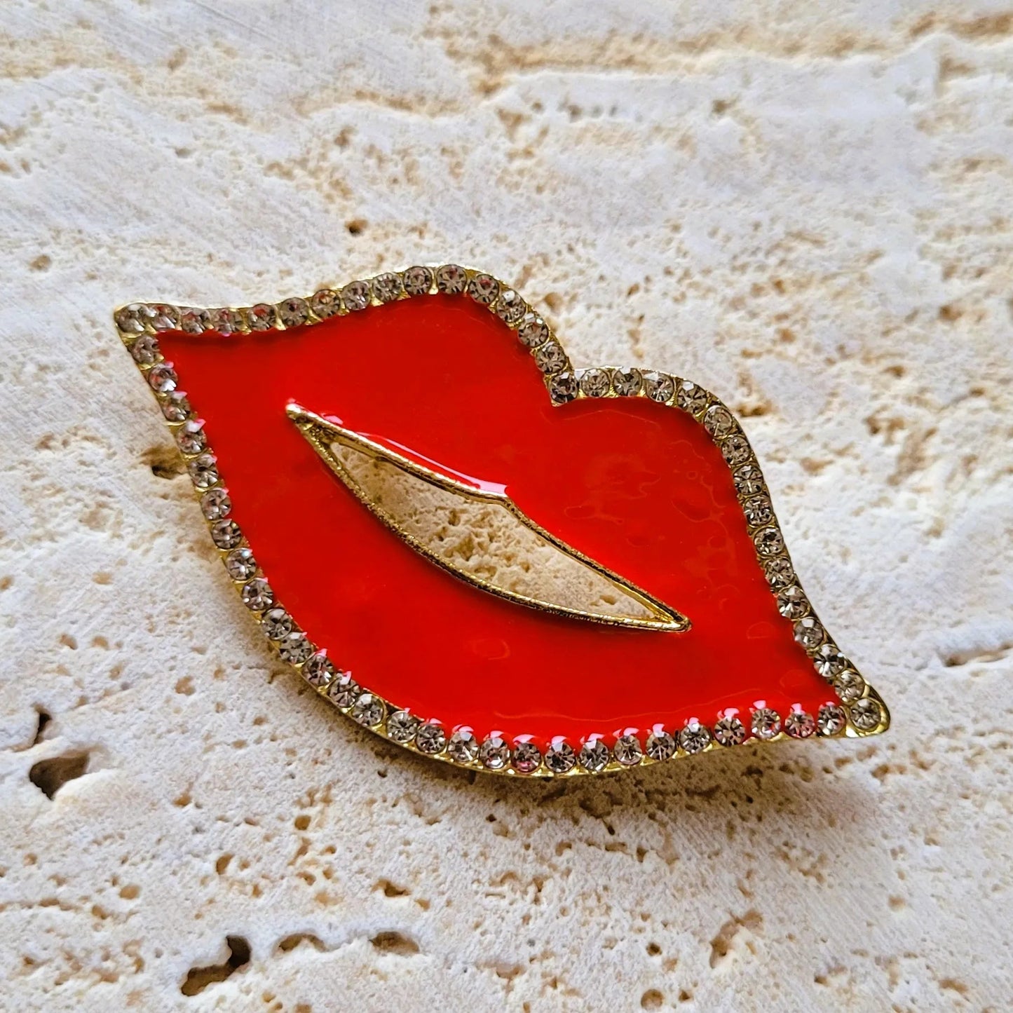 broche pour vêtement de femme Lipsy, une broche luxueuse en forme de bouche rouge avec des strass