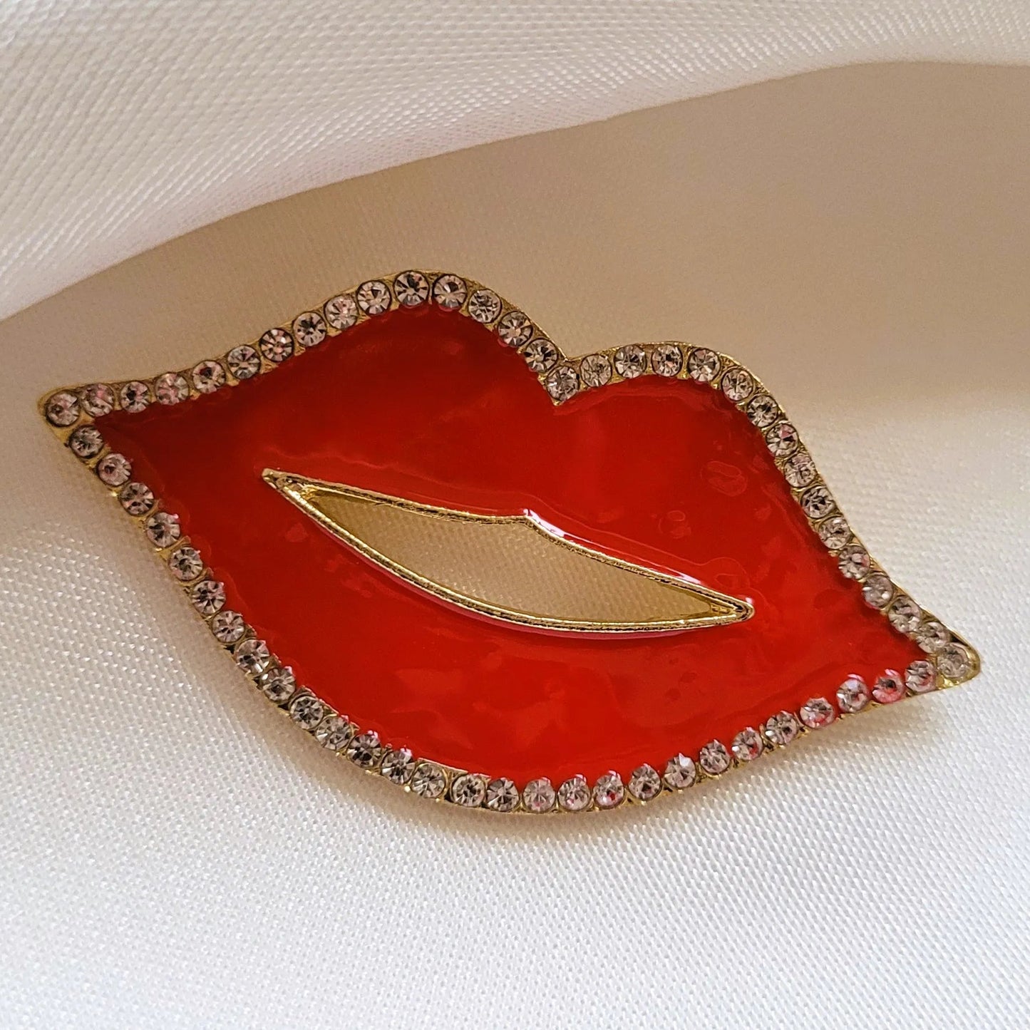 broche pour vêtement de femme Lipsy, une broche vintage rouge 