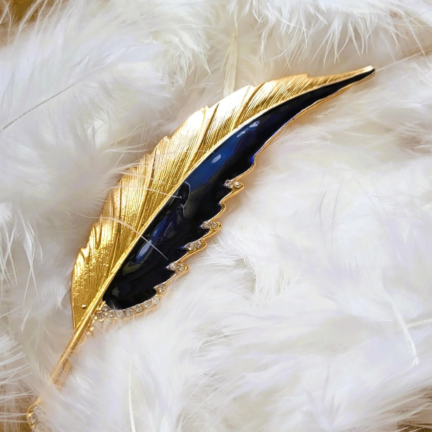 broche pour vêtement de femme Maât, un bijou doré et en émail noir