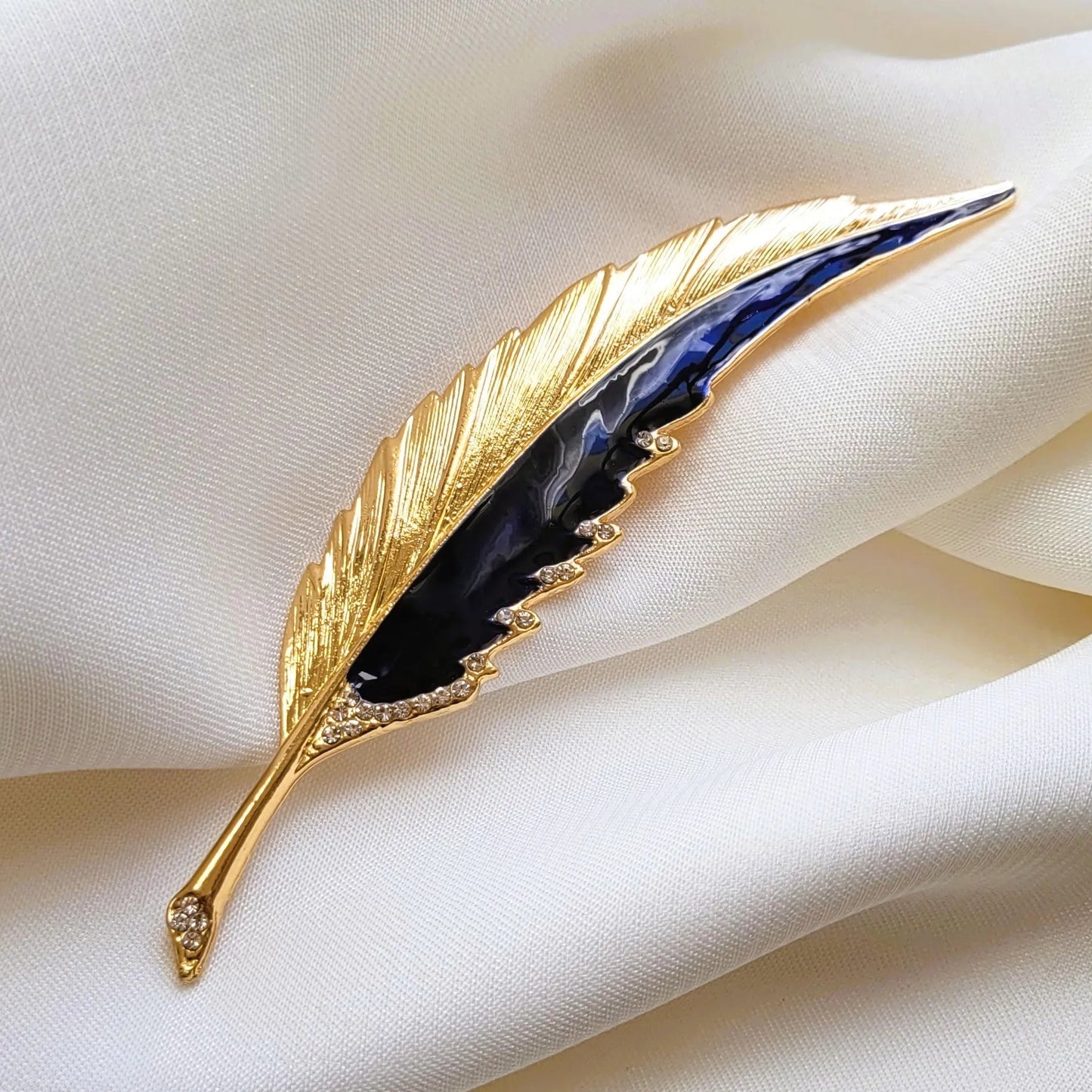 broche pour vêtement de femme Maât, une broche fantaisie en forme de plume élancée