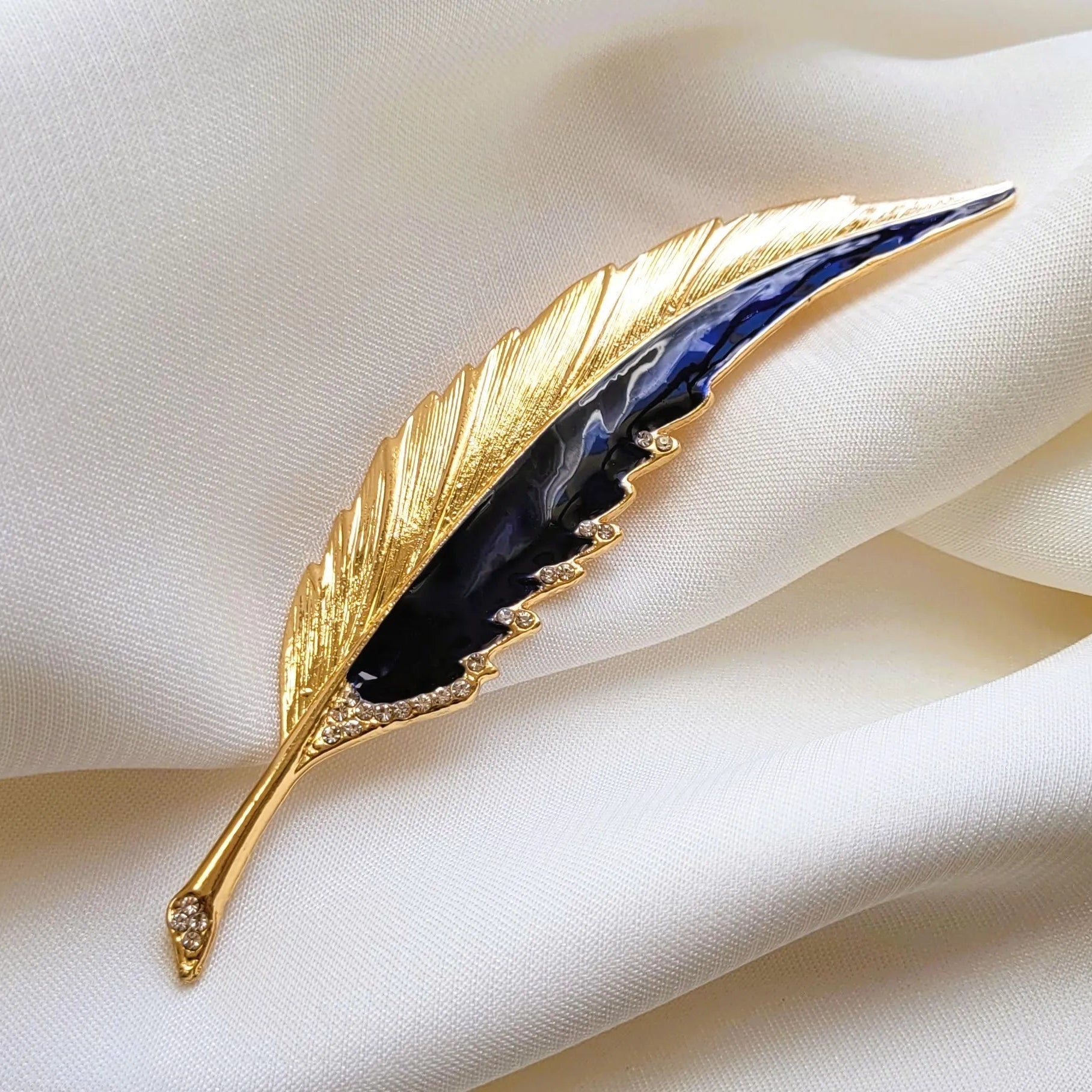 broche pour vêtement de femme Maât, une broche fantaisie en forme de plume élancée