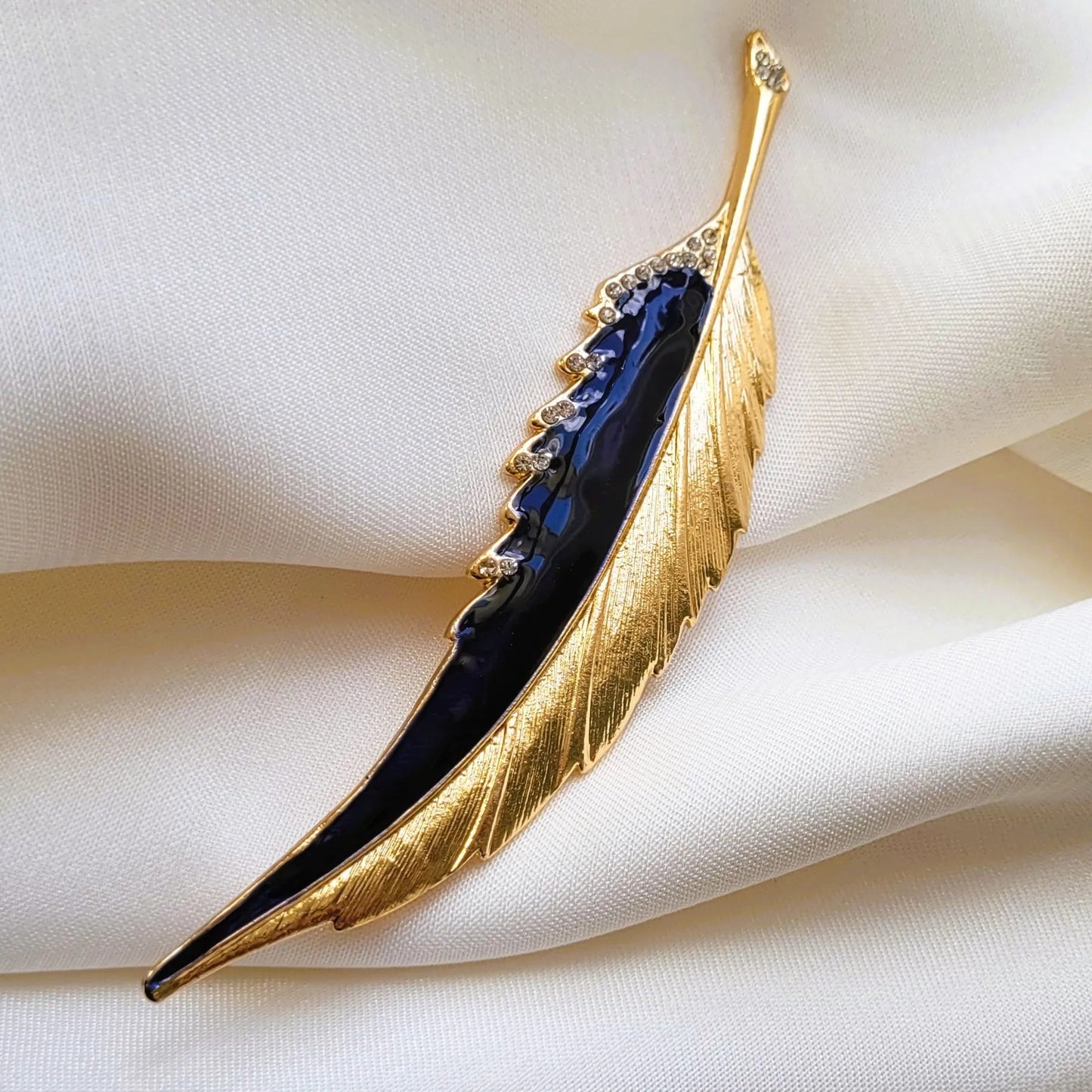 broche pour vêtement de femme Maât, une broche fantaisie dorée et en émail noir