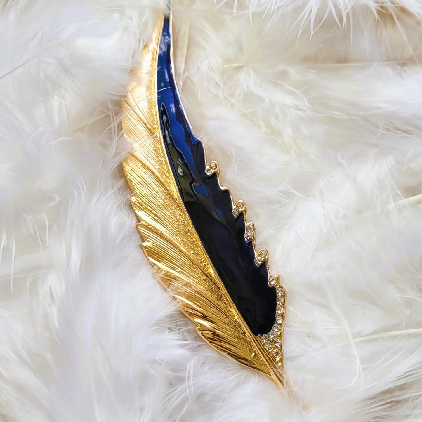 broche pour vêtement de femme Maât, une broche en forme de plume élancée pour femme chic