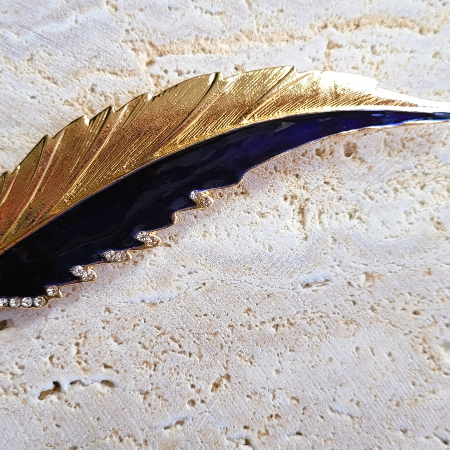 broche pour vêtement de femme Maât, une broche luxueuse en forme de plume élancée