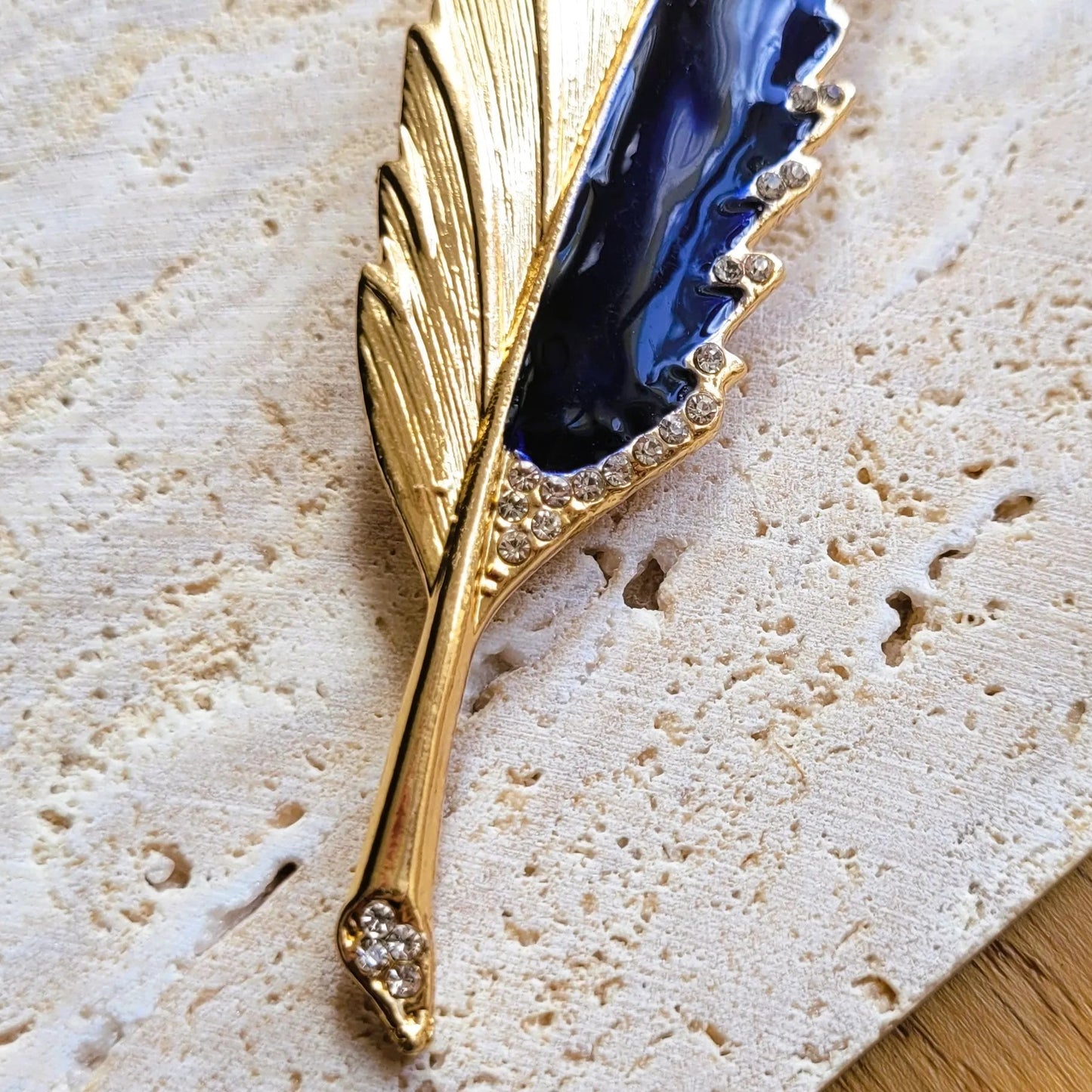 broche pour vêtement de femme Maât, une broche luxueuse, dorée et en émail noir