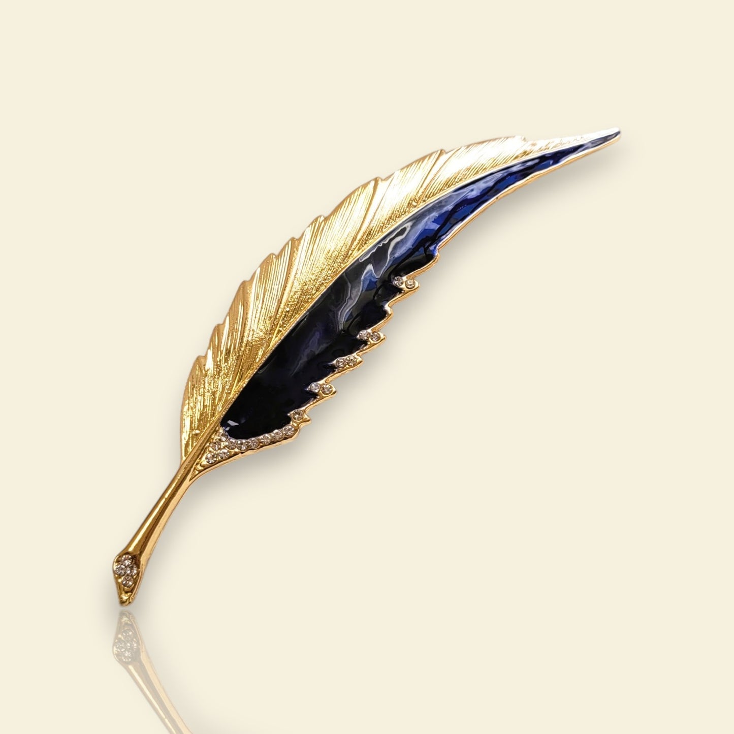 broche pour vêtement de femme Maât, un bijou en forme de plume élancée