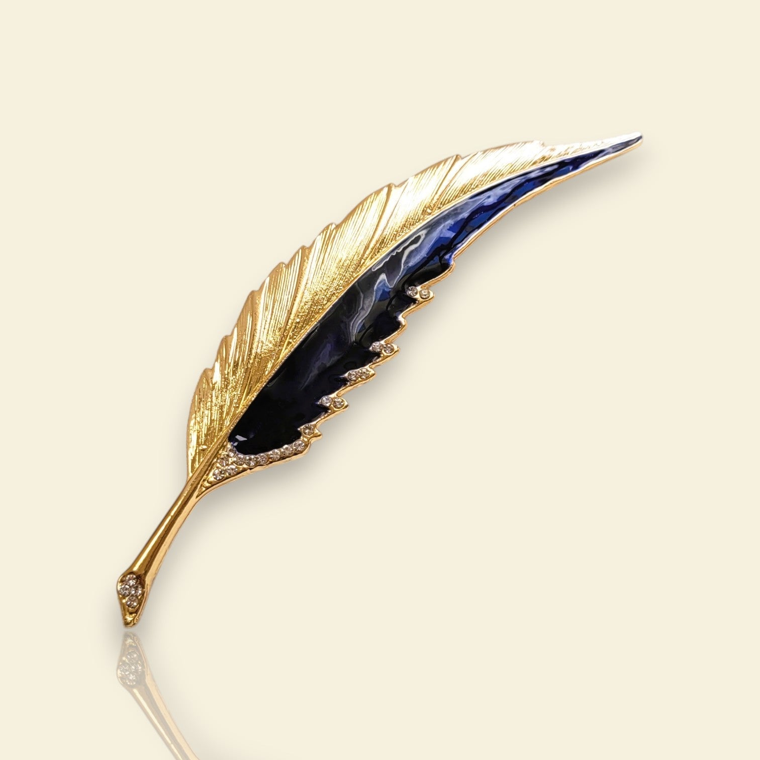 broche pour vêtement de femme Maât, un bijou en forme de plume élancée