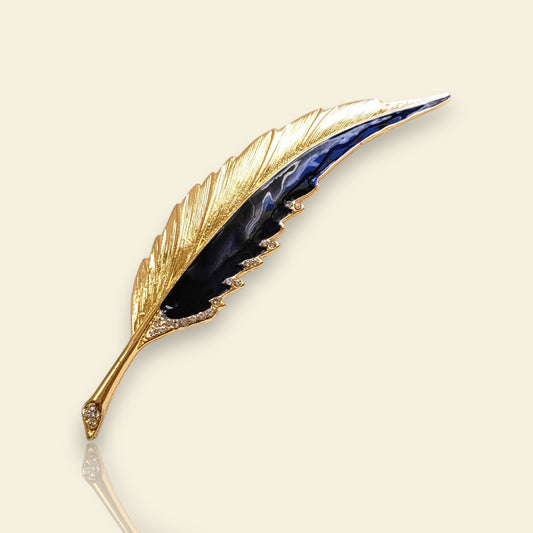broche pour vêtement de femme Maât, un bijou en forme de plume élancée
