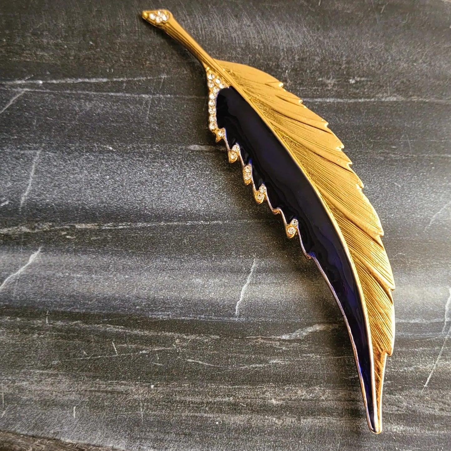 broche pour vêtement de femme Maât, un bijou doré et en émail noir
