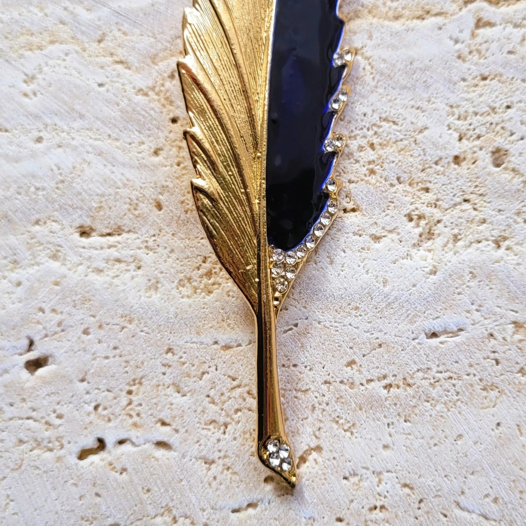 broche pour vêtement de femme Maât, une broche en forme de plume élancée