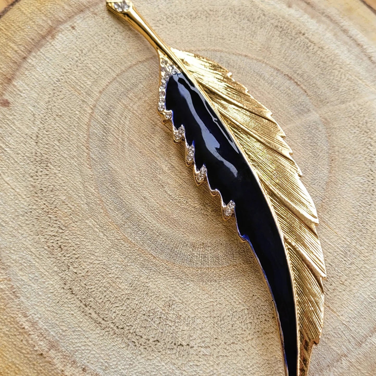 broche pour vêtement de femme Maât, un bijou doré et en émail noir