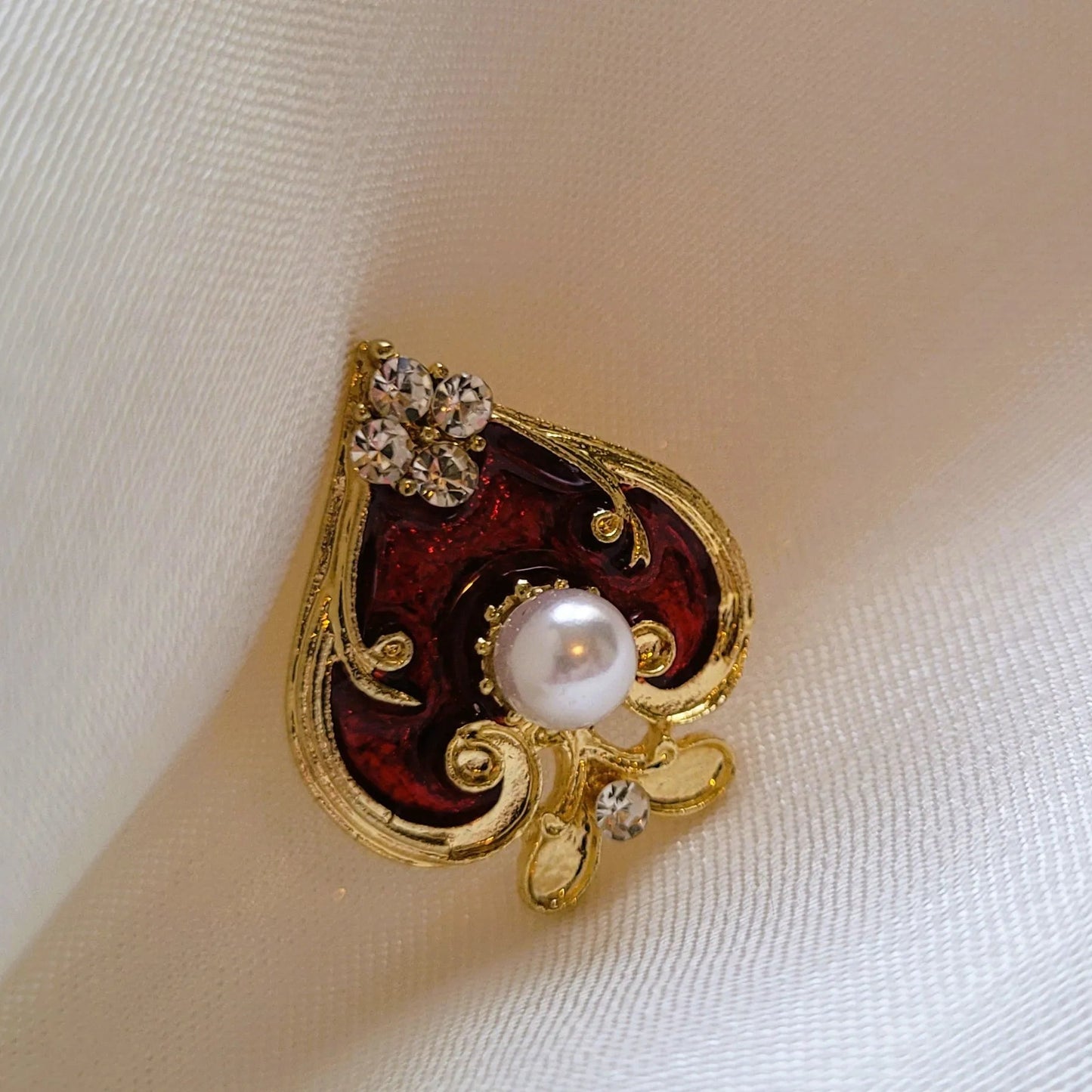broche pour vêtement de femme Spadia, une broche fantaisie pin’s pour fermer un décolleté