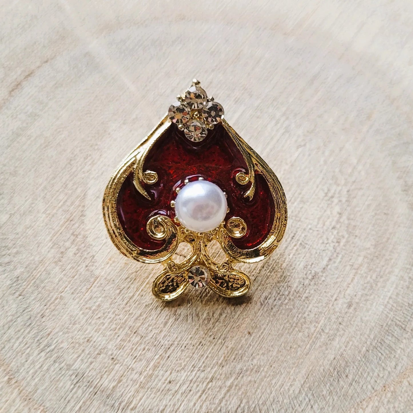 broche pour vêtement de femme Spadia, une broche luxueuse pin’s pour fermer un décolleté