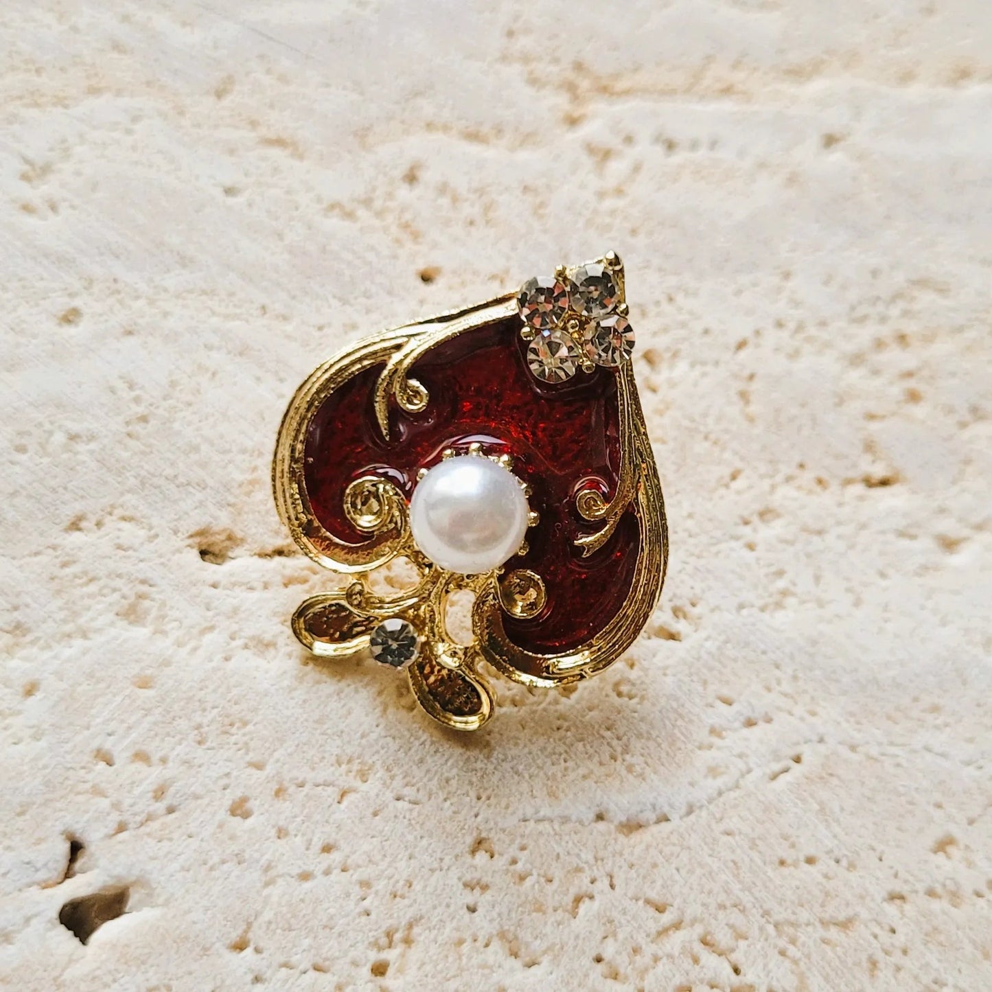 broche pour vêtement de femme Spadia, une broche luxueuse en forme d’as de pic doré et rouge