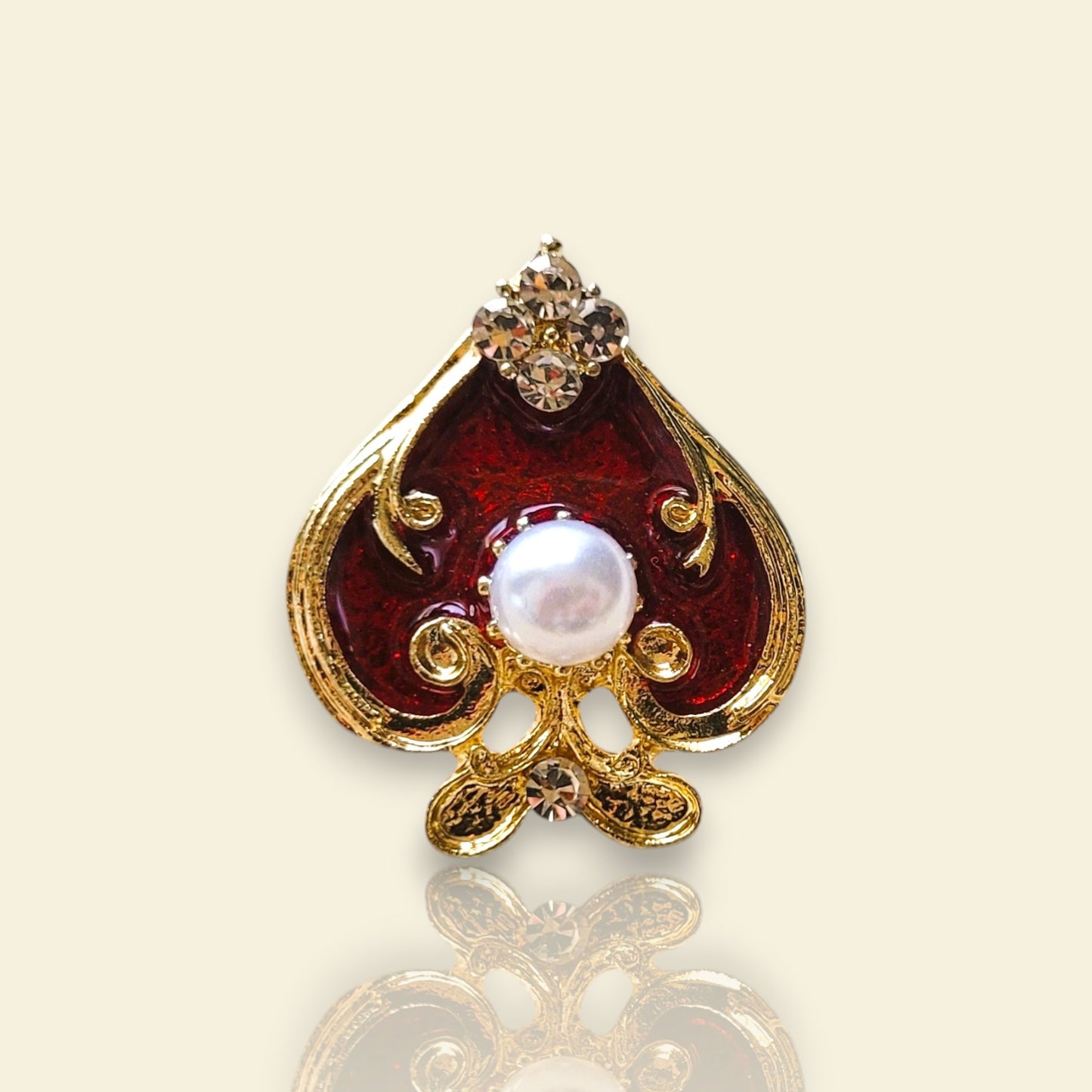 broche pour vêtement de femme Spadia, un bijou pin’s pour fermer un décolleté