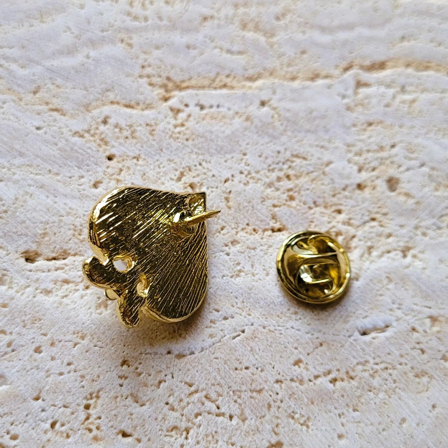 broche pour vêtement de femme Spadia, une broche pin’s pour fermer un décolleté