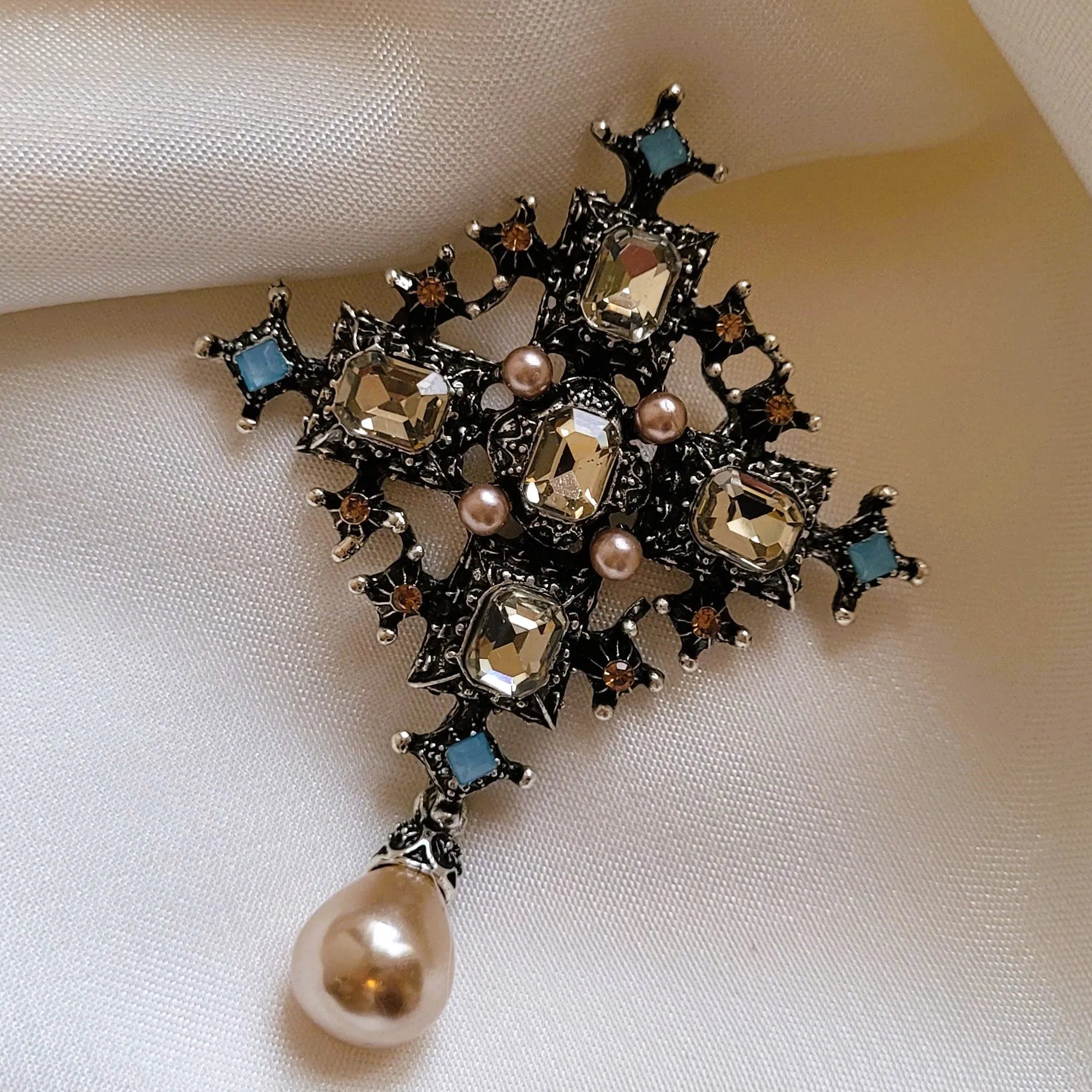 broche pour vêtement de femme Trinité, une broche fantaisie en forme de croix baroque