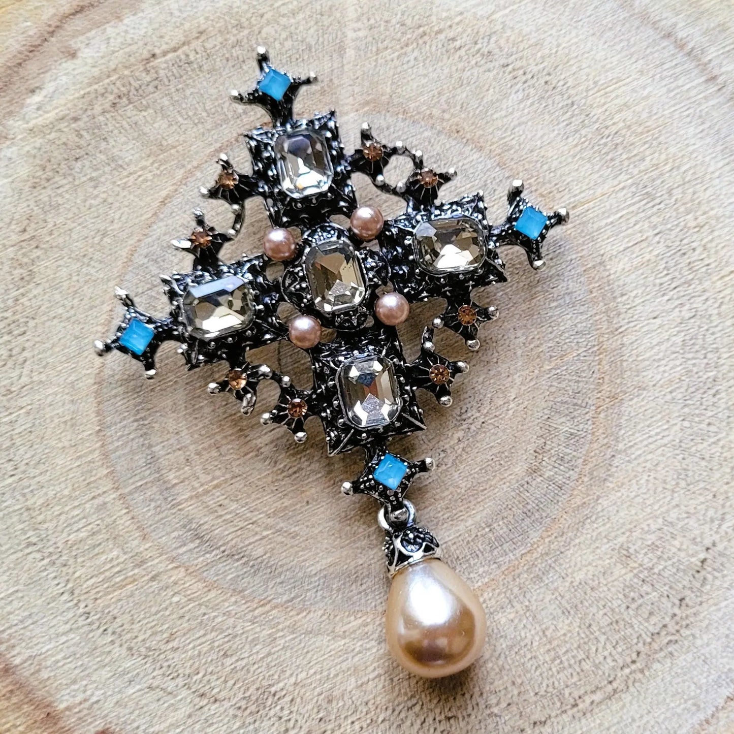 broche pour vêtement de femme Trinité, une broche luxueuse en forme de croix baroque