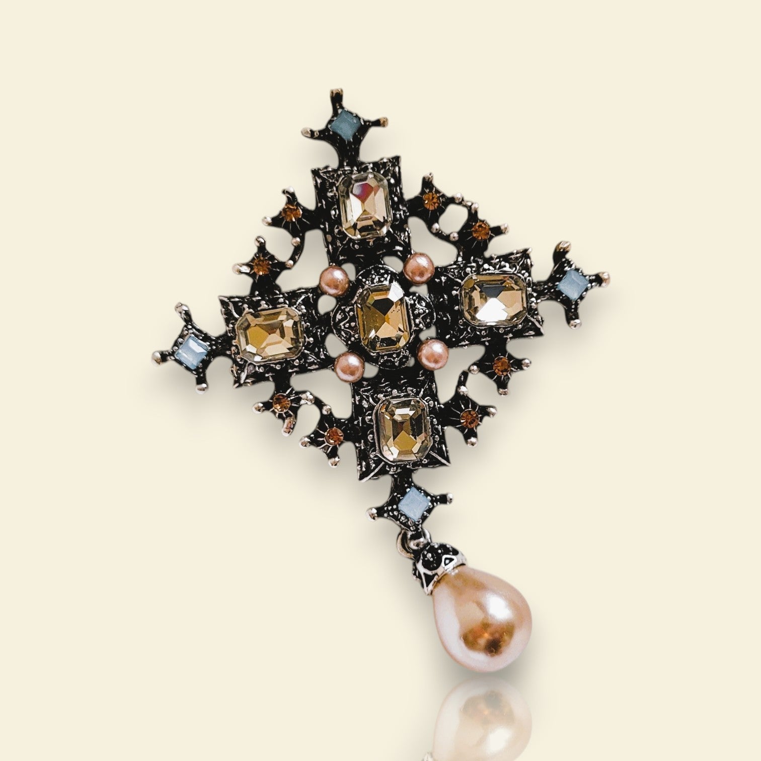 broche pour vêtement de femme Trinité, un bijou en forme de croix baroque