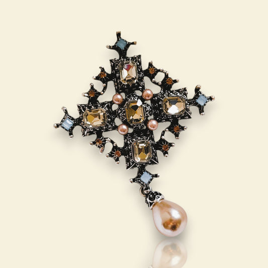 broche pour vêtement de femme Trinité, un bijou en forme de croix baroque