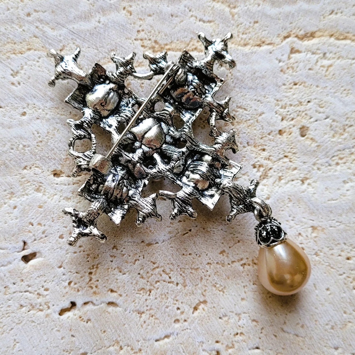 broche pour vêtement de femme Trinité, une broche en forme de croix baroque