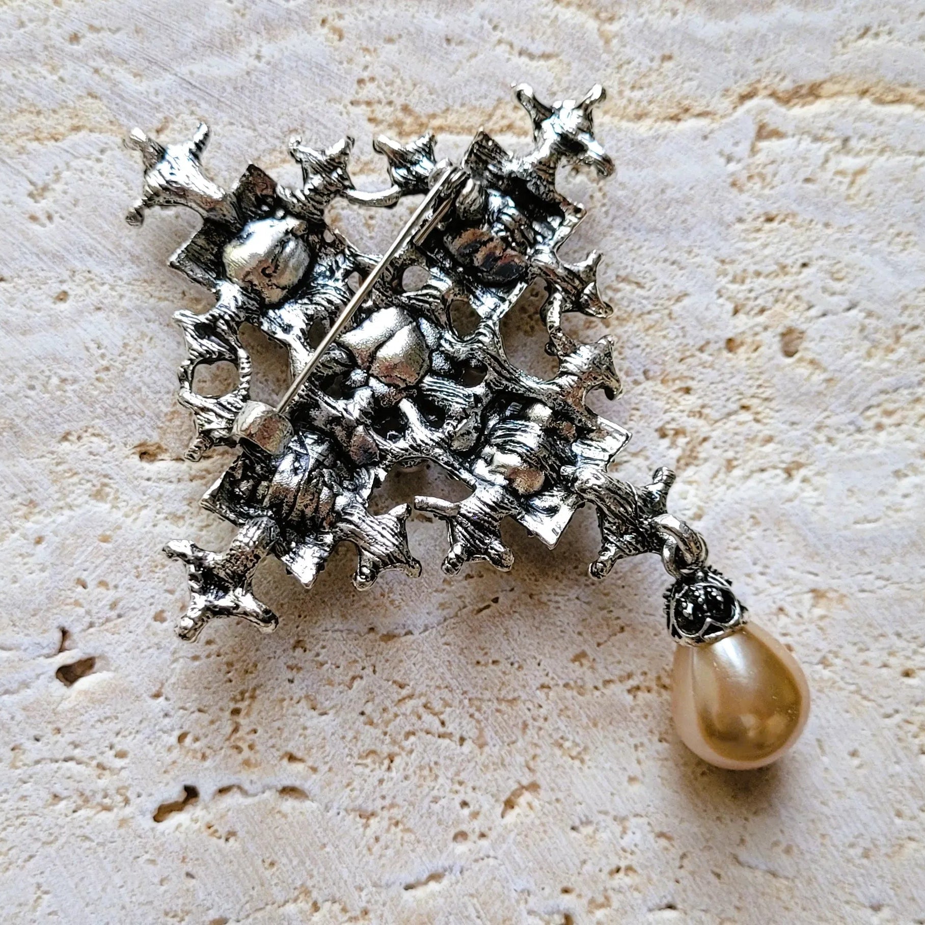 broche pour vêtement de femme Trinité, une broche en forme de croix baroque