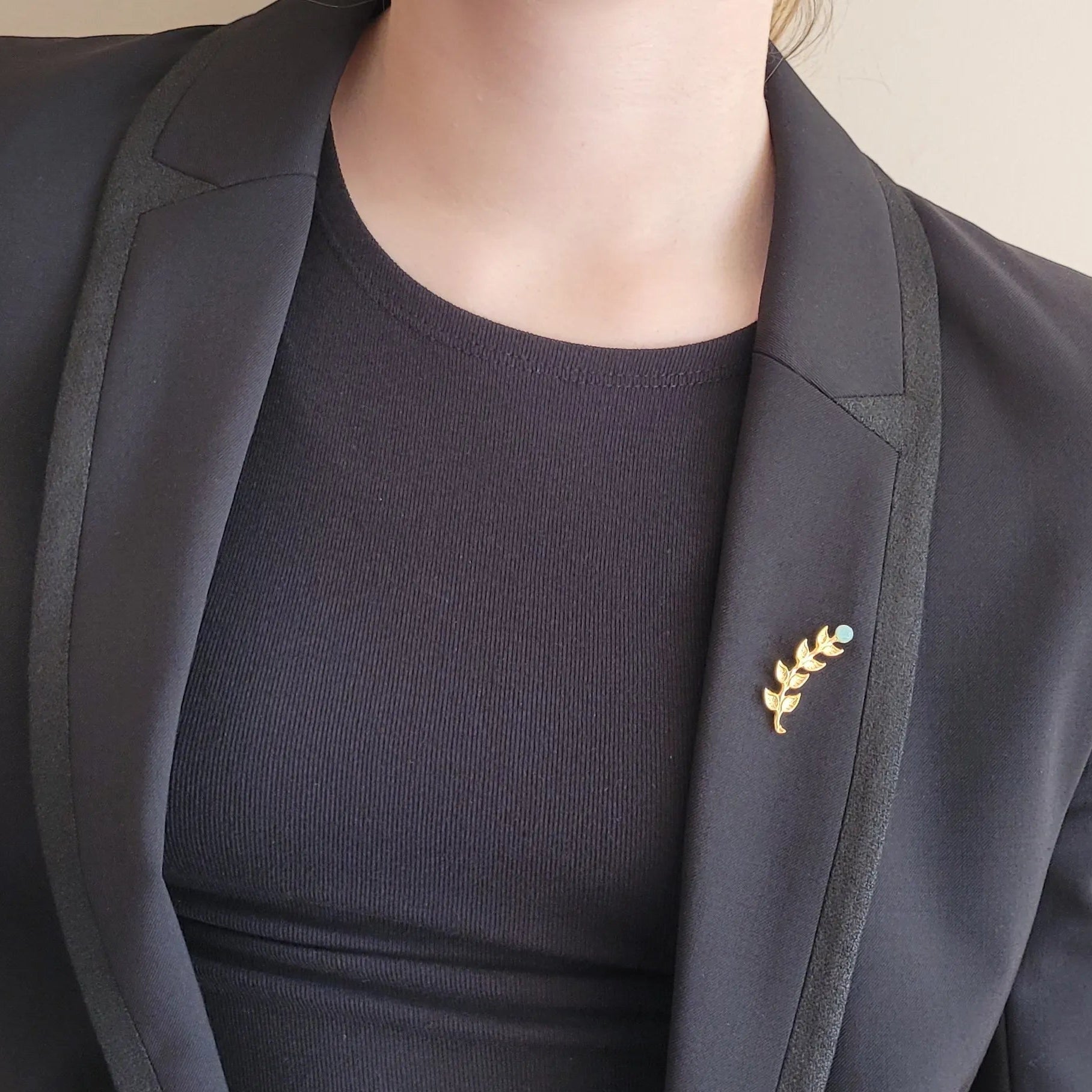 broches bijoux modèle Laurier de la marque Un de ces quatre en amazonite, un véritable accessoire de mode