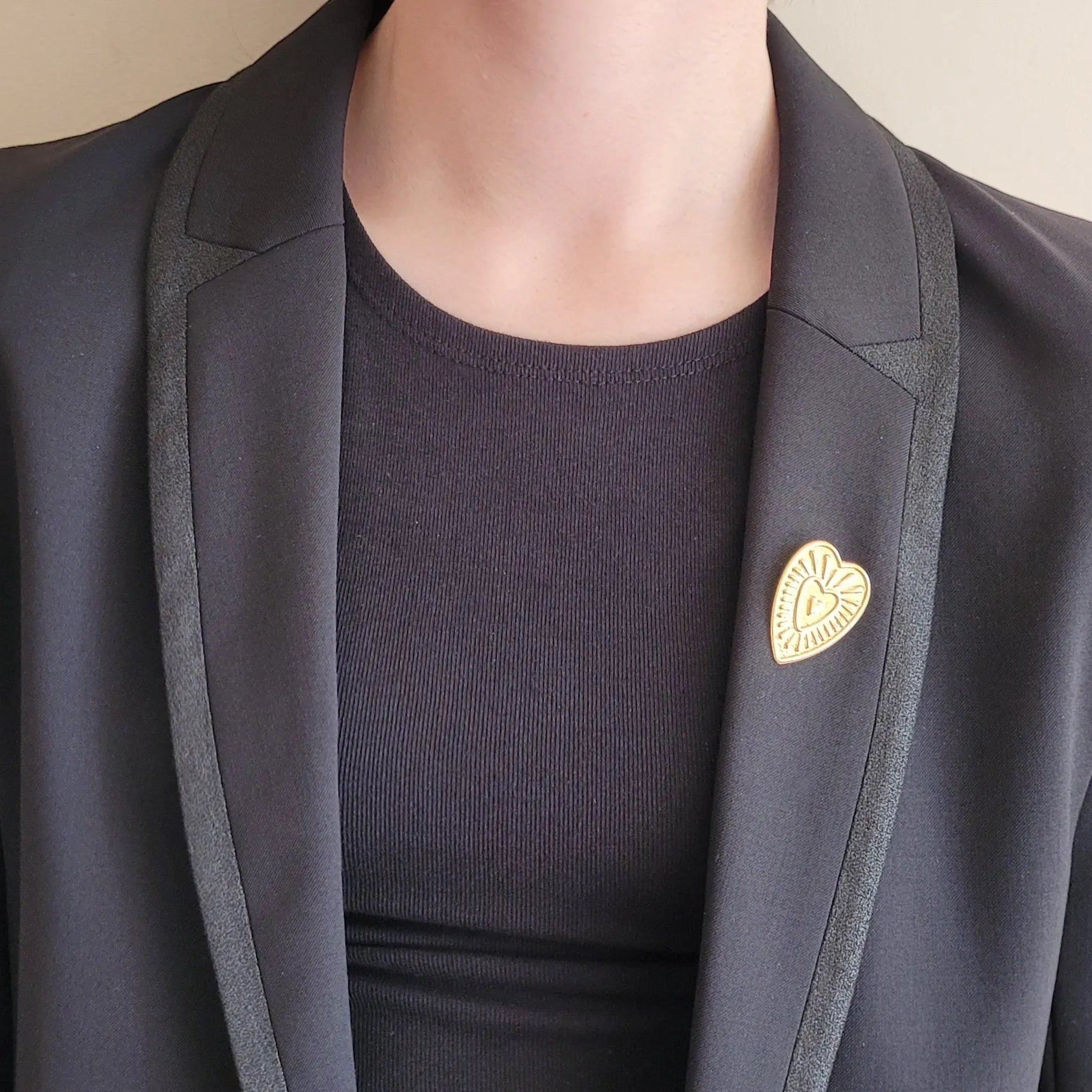 broches bijoux modèle Valentine de la marque Un de ces quatre en laiton recouvert d’or 
