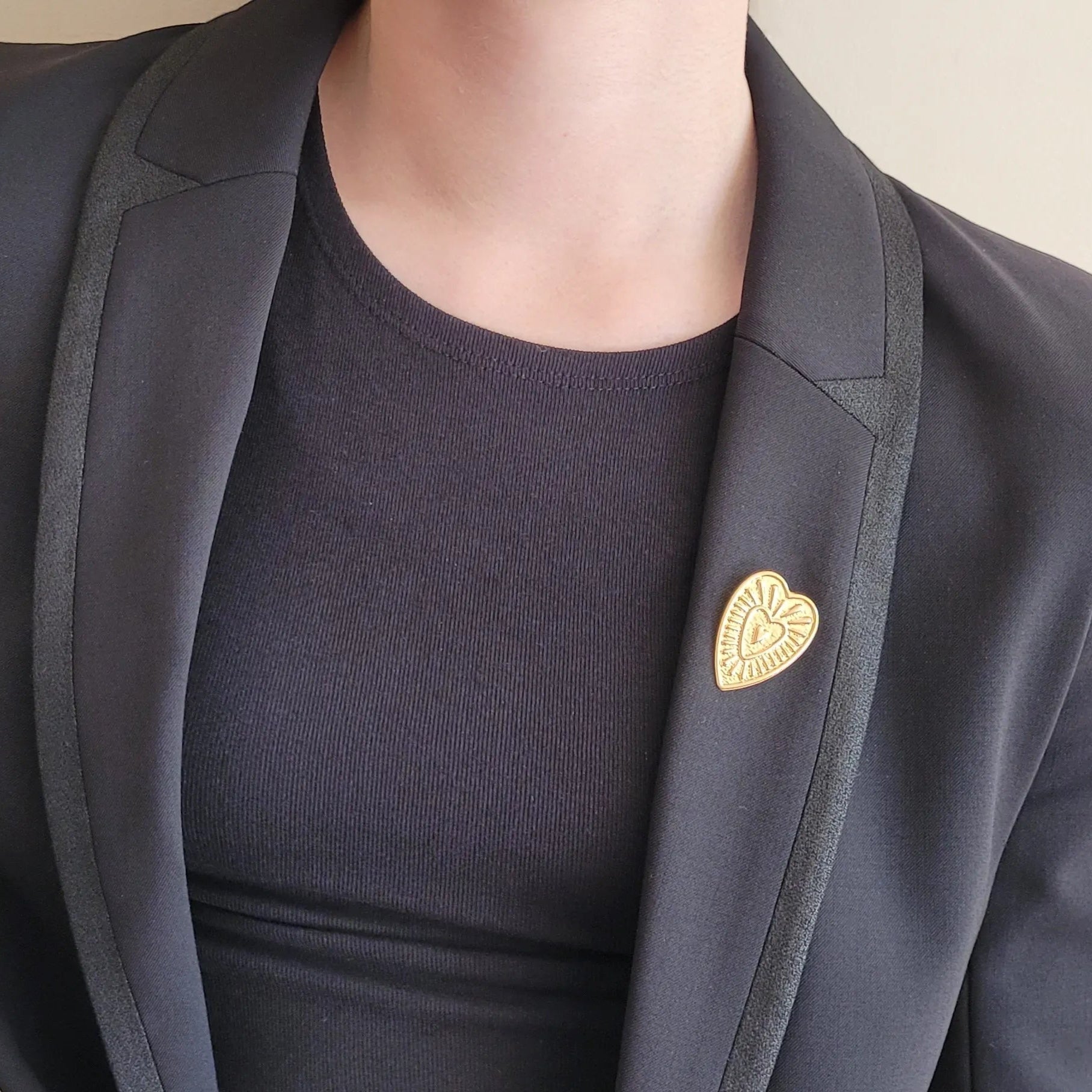 broches bijoux modèle Valentine de la marque Un de ces quatre en forme de cœur doré
