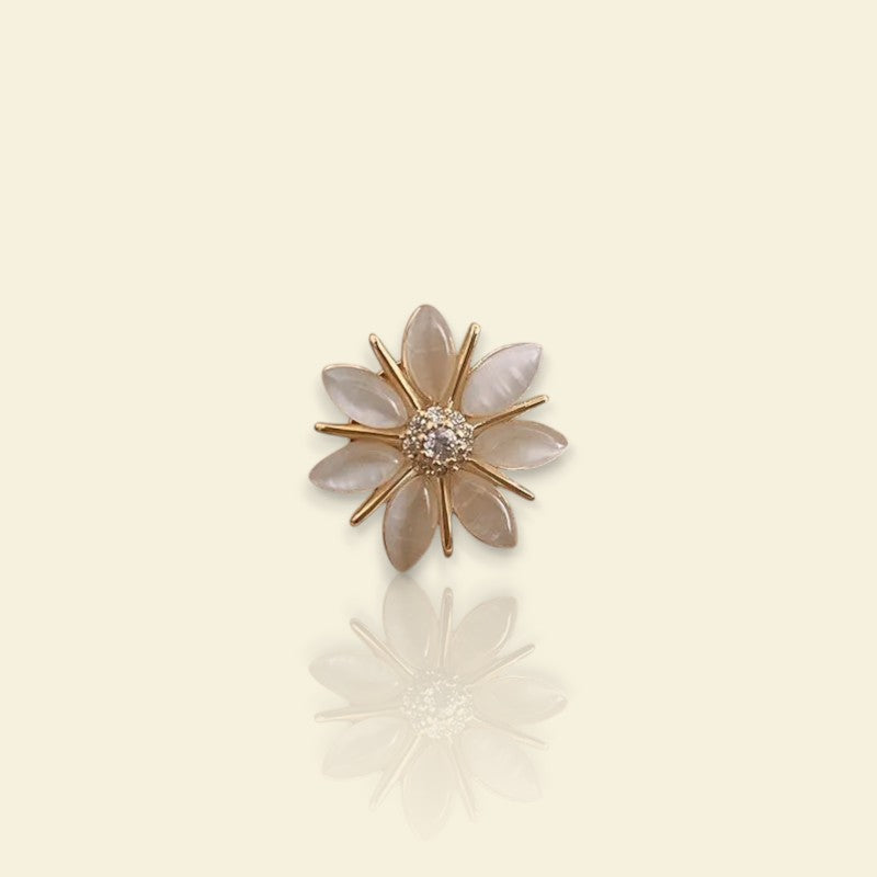 Petite broche dorée Flower, élégance et finesse