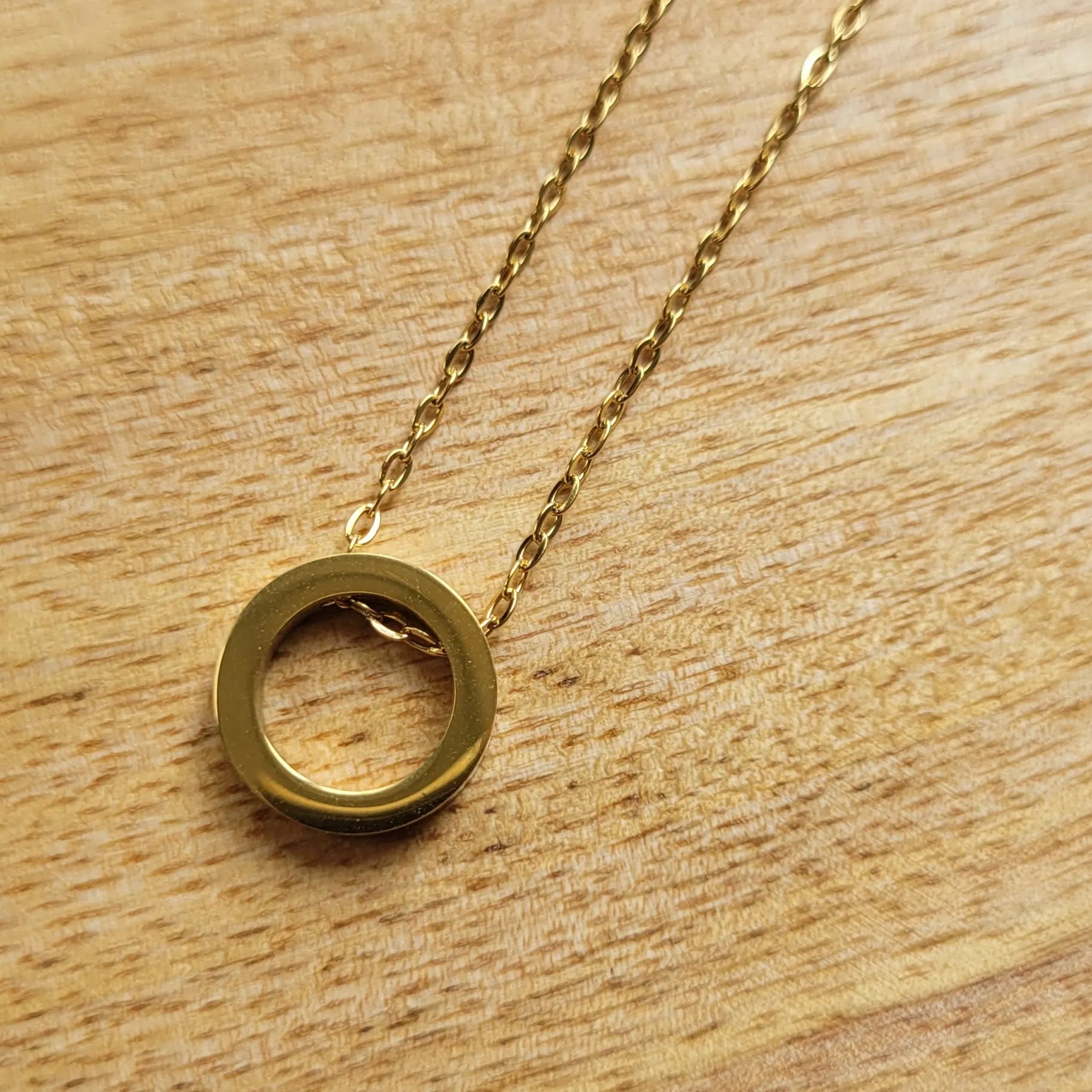 collier en acier inoxydable Eternity, un collier doré avec un pendentif cercle