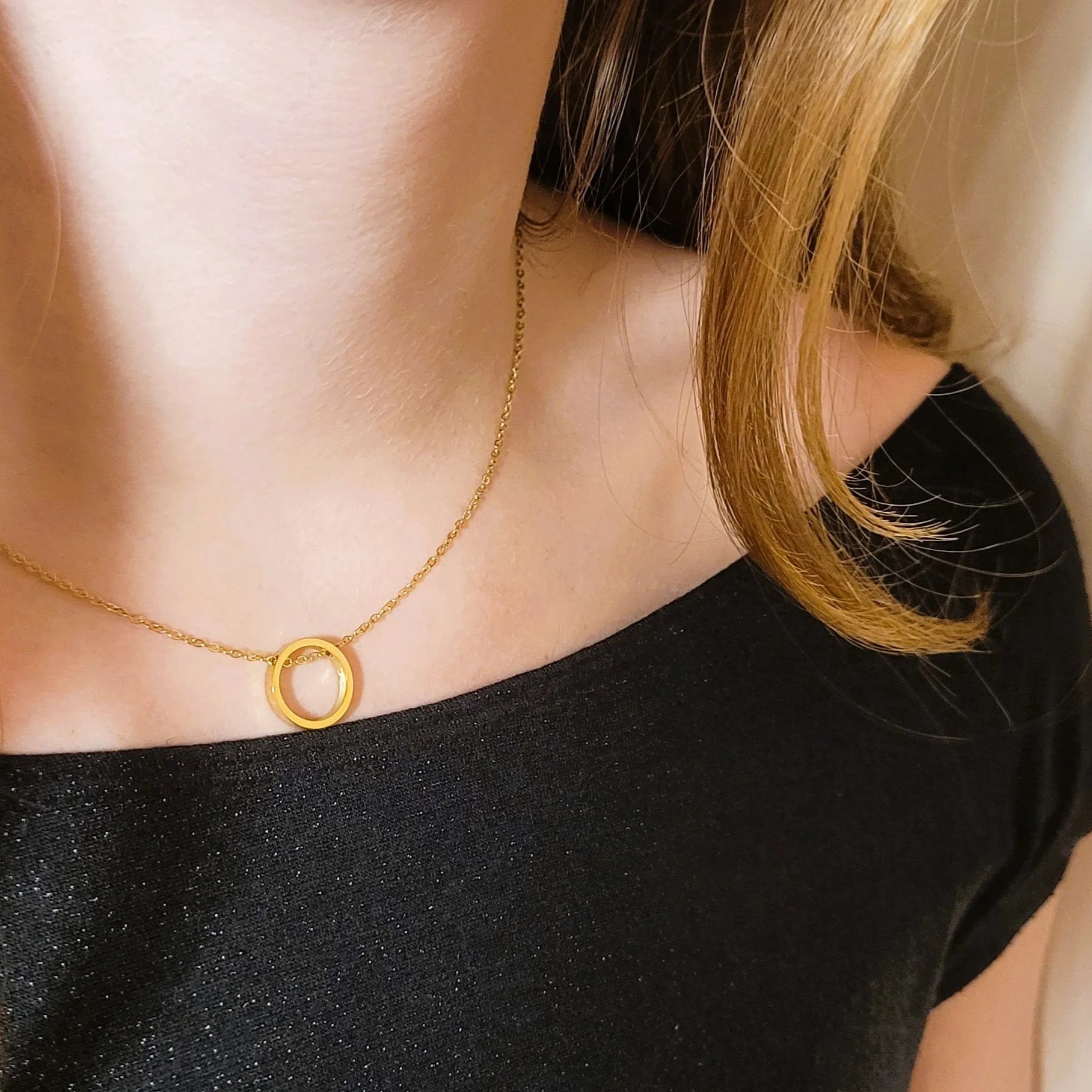 collier en acier inoxydable Eternity doré, un collier fantaisie pour femme avec un pendentif cercle