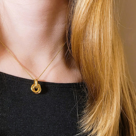 collier en acier inoxydable Insieme doré, un collier fantaisie pour femme tendance en 2025