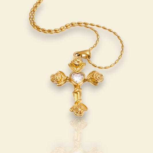 collier doré Amarosa, une chaine et sa croix chargée de spiritualité
