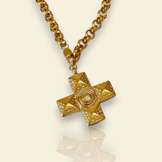 collier doré Carmel, une chaine et sa croix chargée de spiritualité