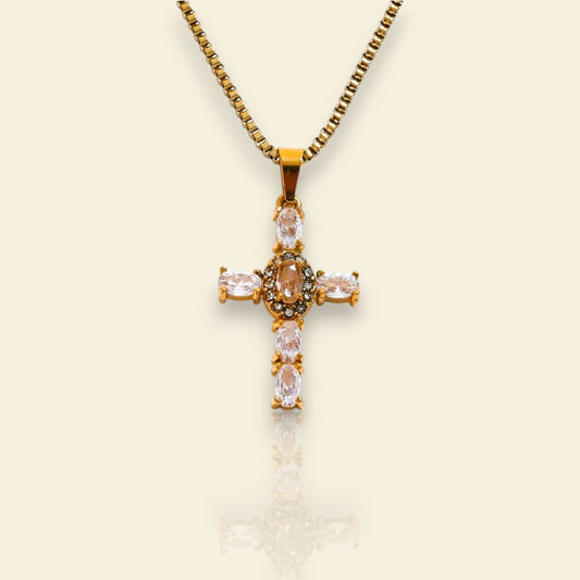 collier doré Santa, une chaine et sa croix chargée de spiritualité