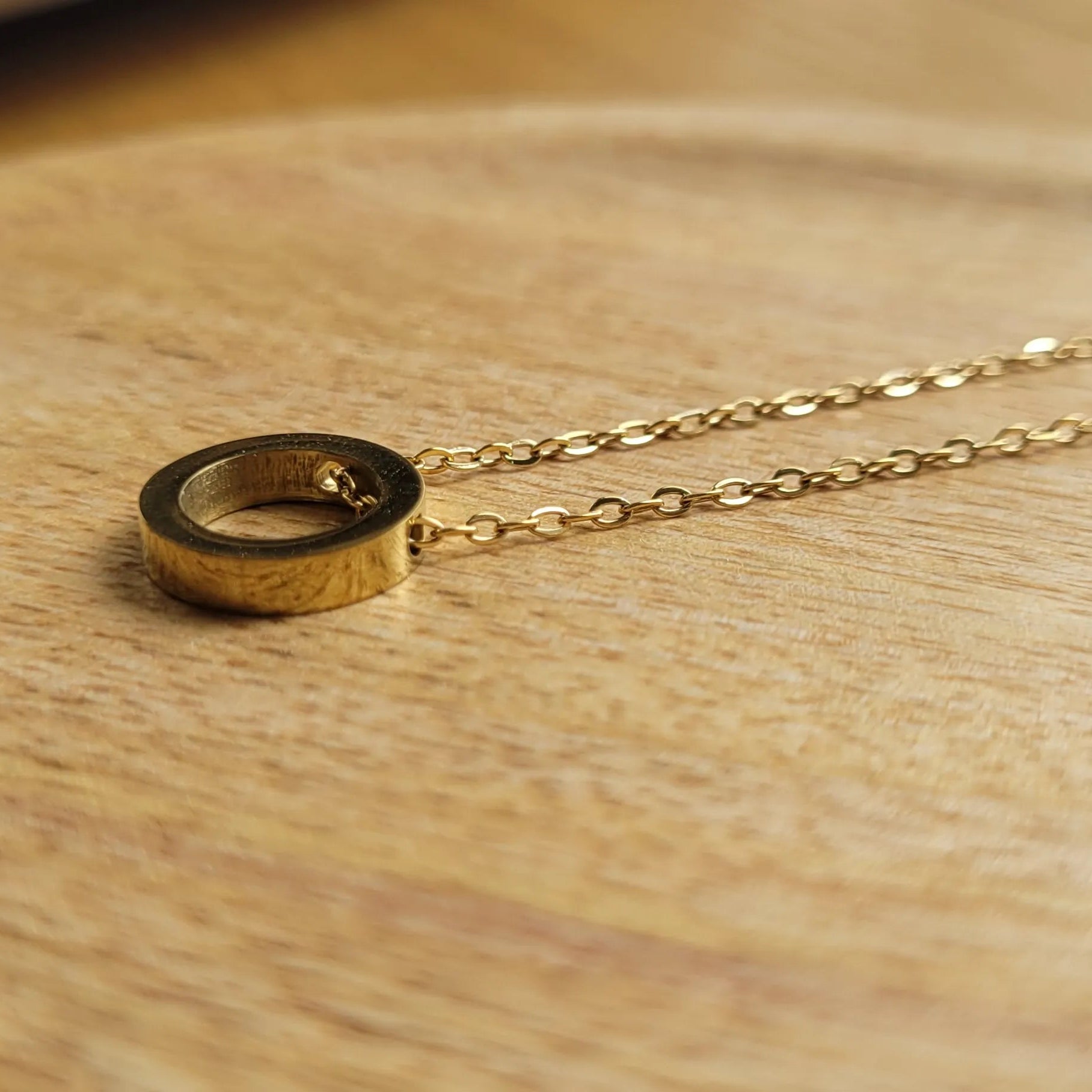 collier doré Eternity, un bijou pour femme tendance en 2025
