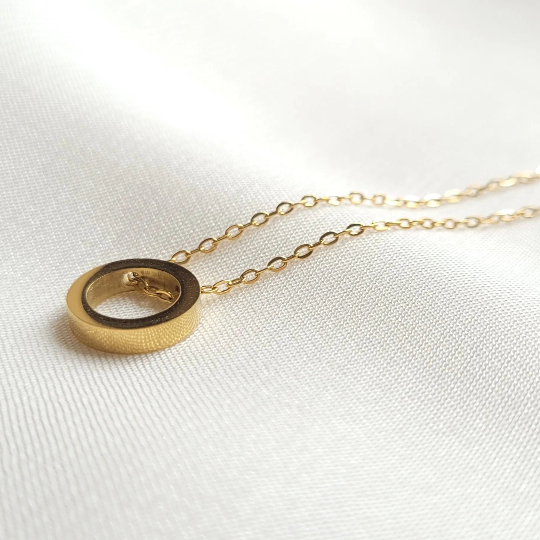 collier doré Eternity, un bijou fin pour femme tendance en 2025