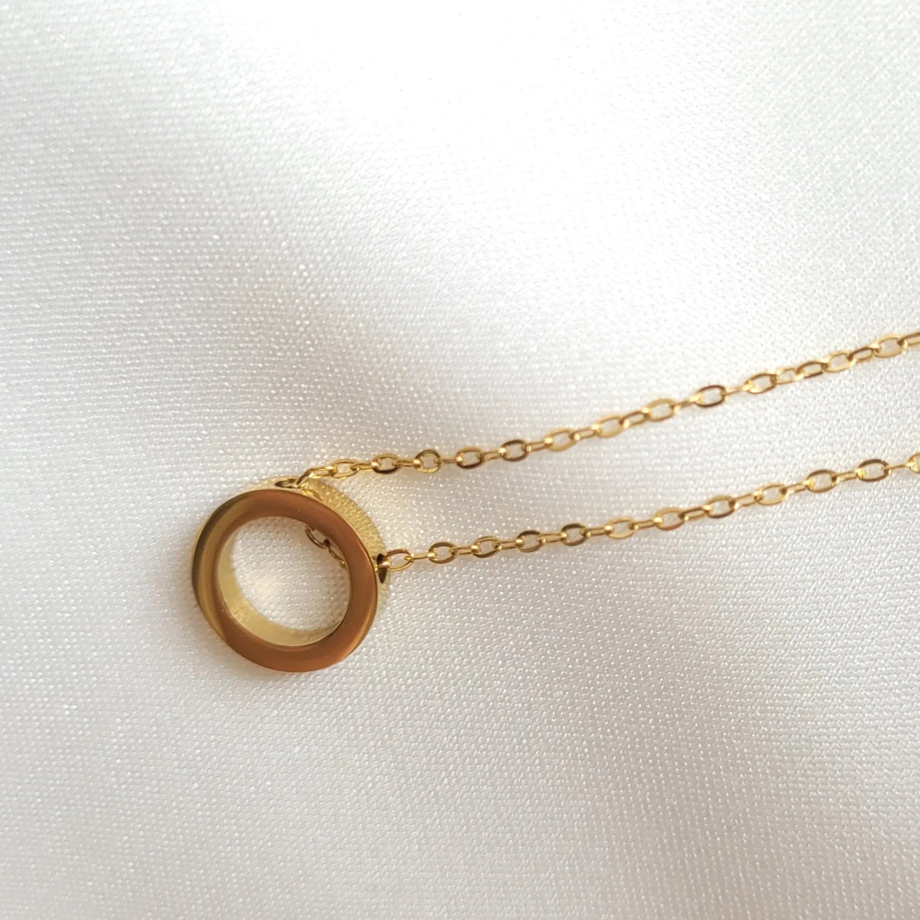 collier doré Eternity, un bijou pour femme avec un pendentif cercle