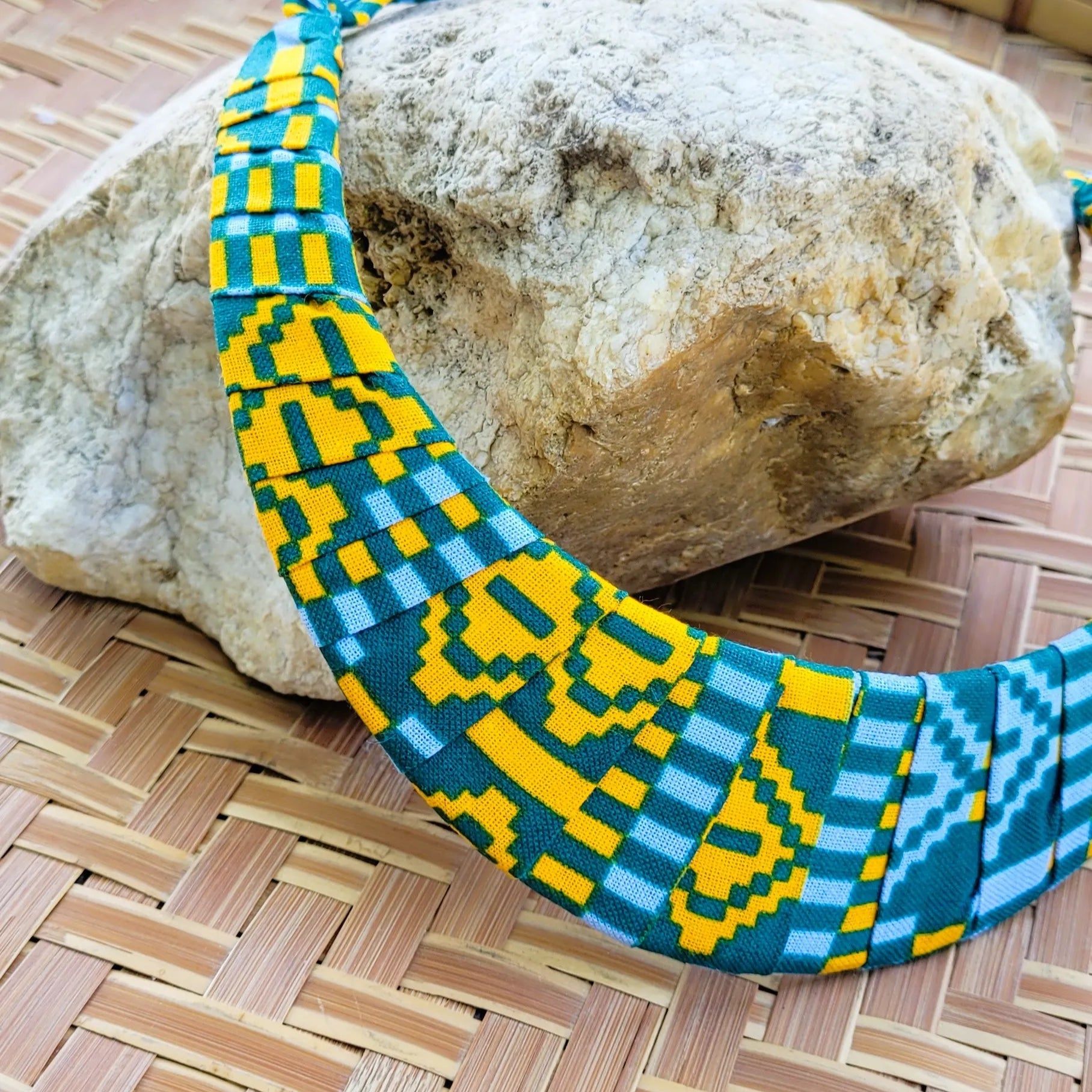 collier ethnique Adama, un bijou africain traditionnel en wax vert et jaune orangé